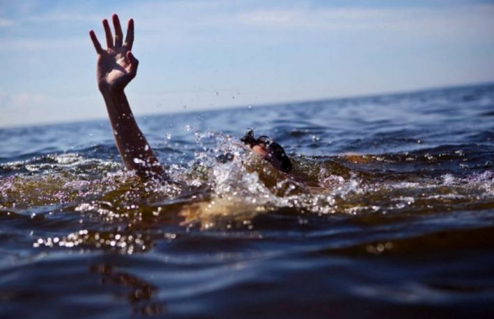  Cum sa ramai la suprafata apei in caz de inec